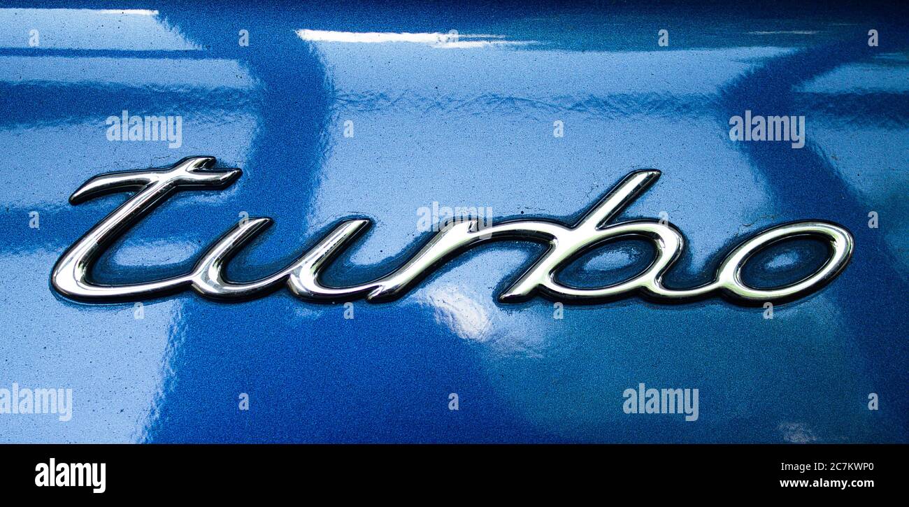 Un logo Porsche 911/997 Turbo sulla parte posteriore del veicolo. Foto Stock