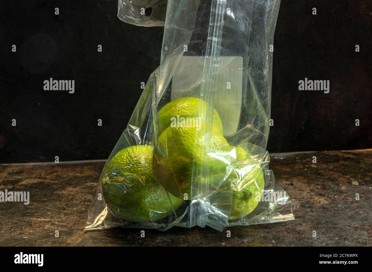 limoni confezionati in materie plastiche non biodegradabili Foto Stock