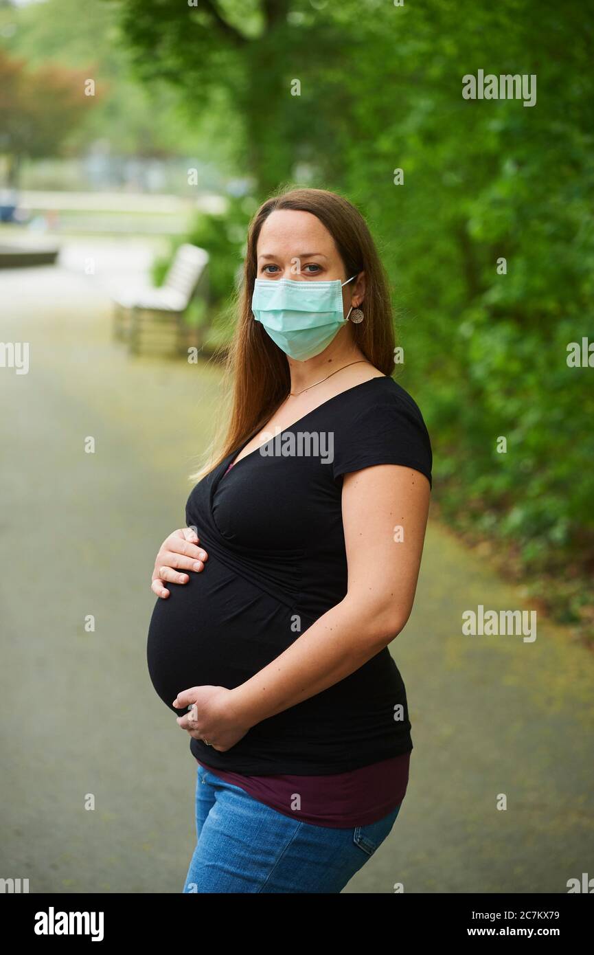 Donna incinta si trova in uno spadtpark in primavera, crisi corona, (CoVID-19), Baviera, Germania Foto Stock