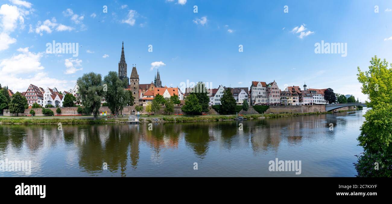 Una vista panoramica della città di Ulm, nella Germania meridionale, con il Danubio di fronte Foto Stock