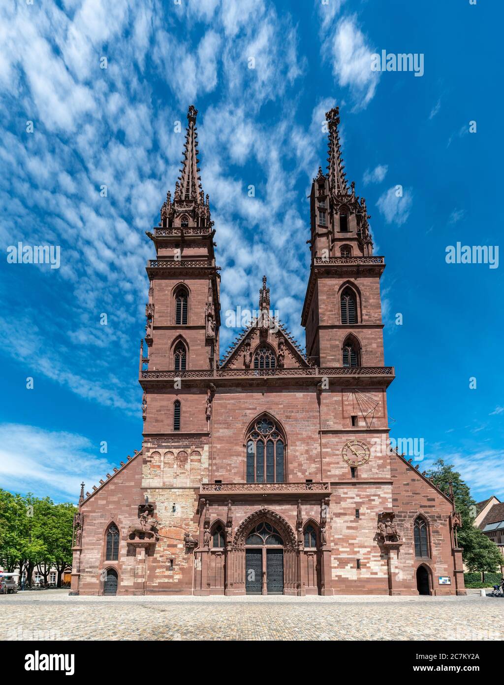 Basilea, BL / Svizzera - 8 luglio 2020: La storica cattedrale di Basilea e piazza minster Foto Stock