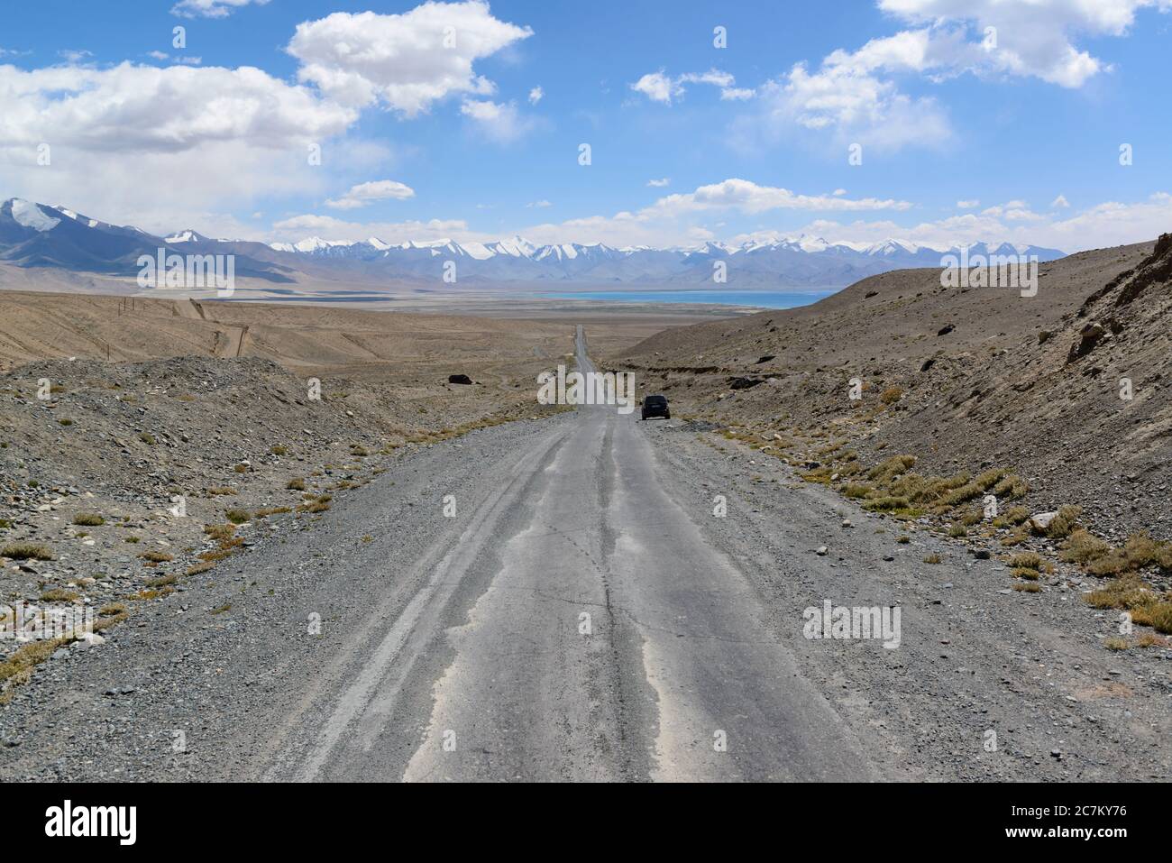 Pamir Highway. Tagikistan. Lago Kara-Kul in lontananza. . Foto Stock