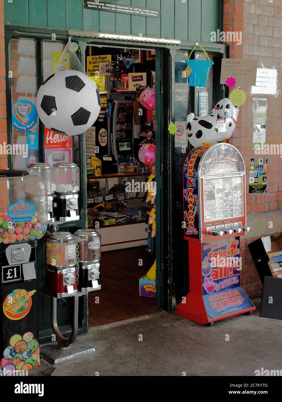 Un negozio di articoli da regalo situato nella storica stazione ferroviaria/metropolitana di Tynemouth Foto Stock