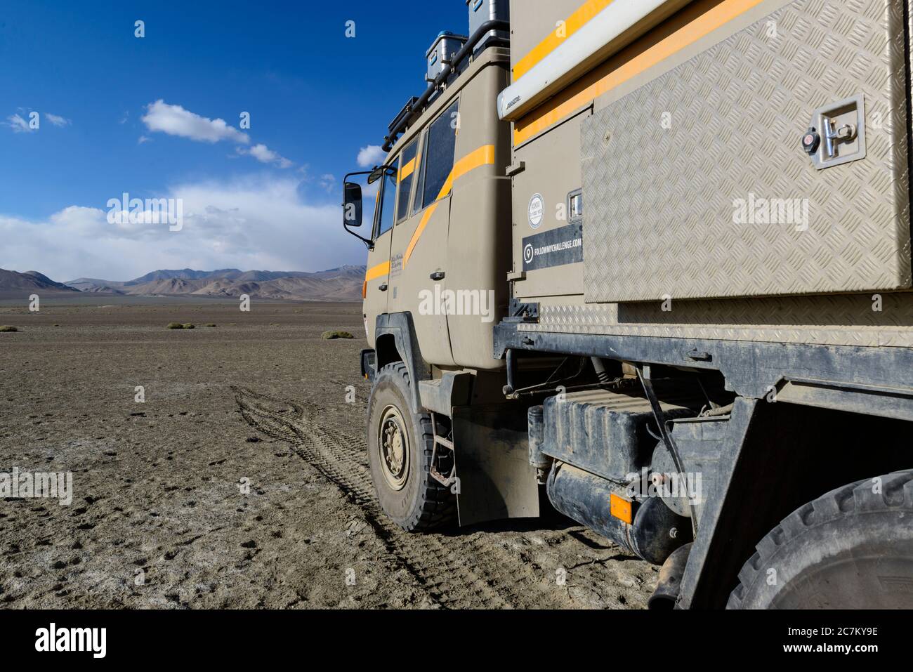 Camion camper parcheggiato sulla riva del lago Kara-Kul lungo la Pamir Highway. Tagikistan. Foto Stock