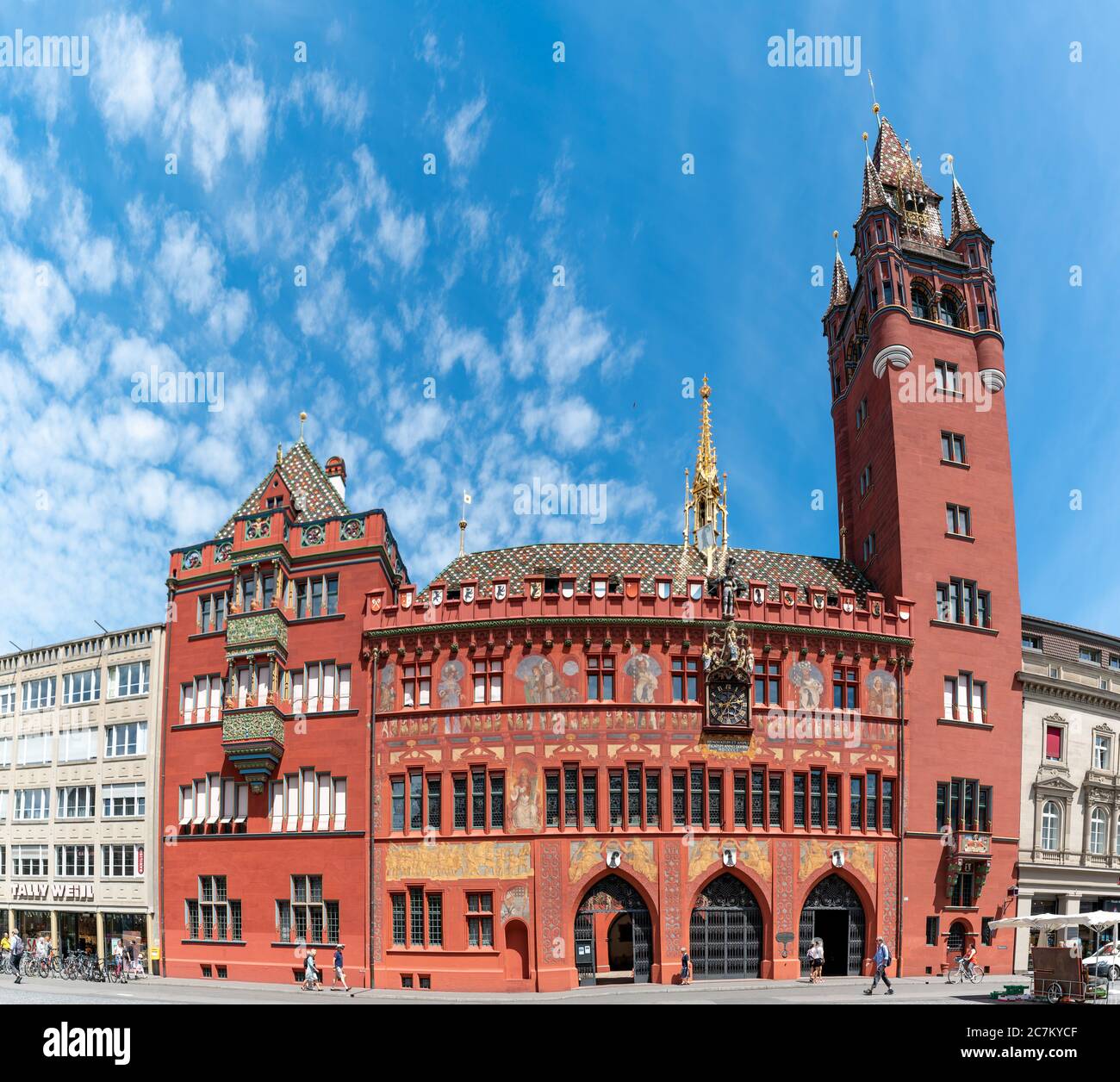 Basilea, BL / Svizzera - 8 luglio 2020: Vista dello storico edificio del municipio nel centro di Basilea Foto Stock