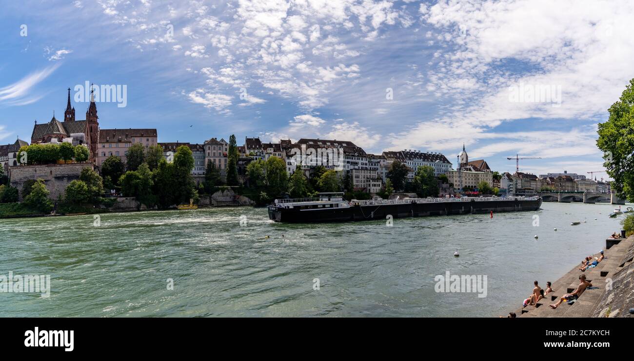 Basilea, BL / Svizzera - 8 luglio 2020: Grande chiatta fluviale che trasporta merci sul Reno vicino a Basilea Foto Stock