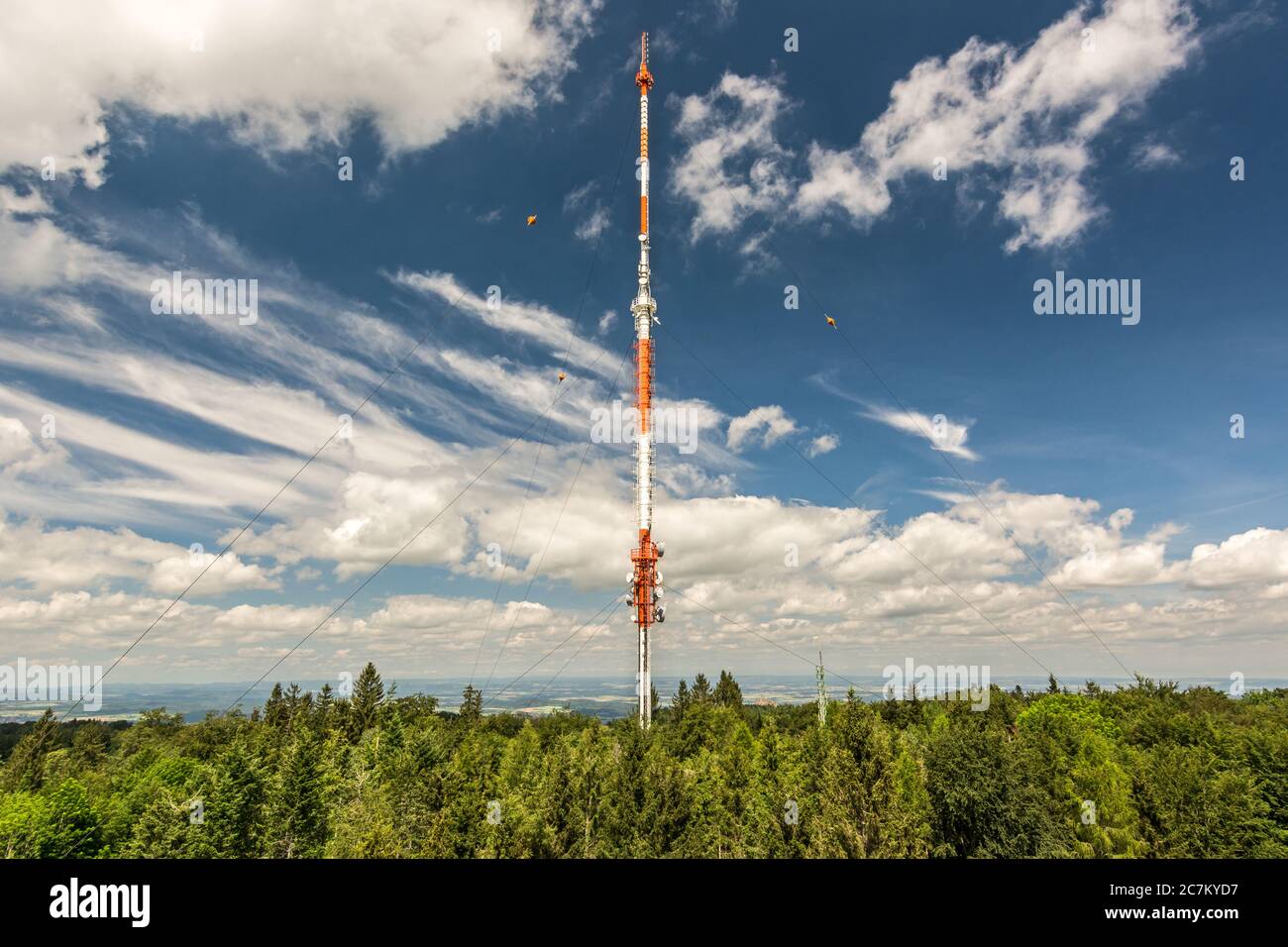 Enorme torre di trasmissione per telecomunicazioni sul Raichberg, nel sud della Germania Foto Stock