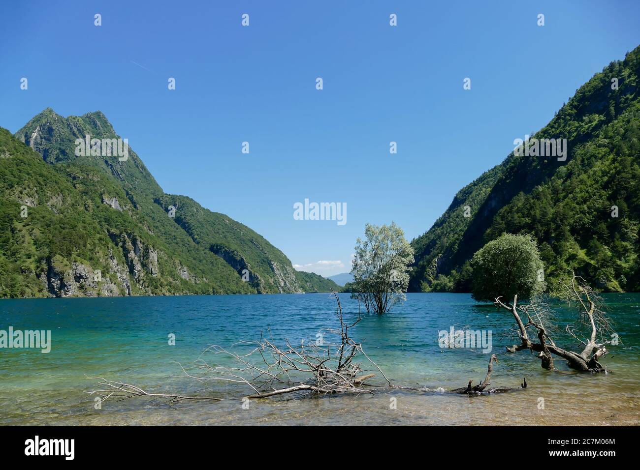 Foto veduta del lago di Molveno in Trentino Foto Stock