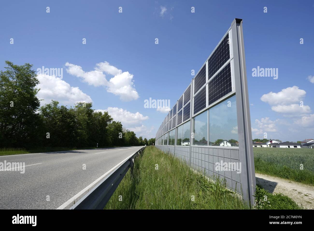 Germania, Baviera, alta Baviera, distretto di Altötting, barriera antirumore con fotovoltaico vicino alla strada, senza traffico Foto Stock