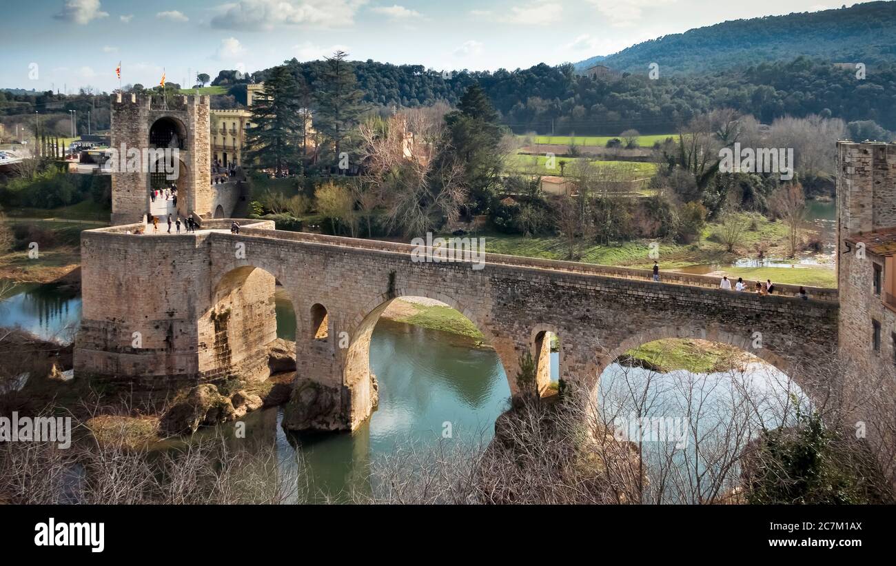Pont Vell sul fiume Fluvià a Besalú. Il luogo è stato riconosciuto come un bene culturale (Bien de interés Cultural) nella categoria Conjunto histórico-artístico dal 1966. Il ponte fu costruito intorno al 1315. Foto Stock