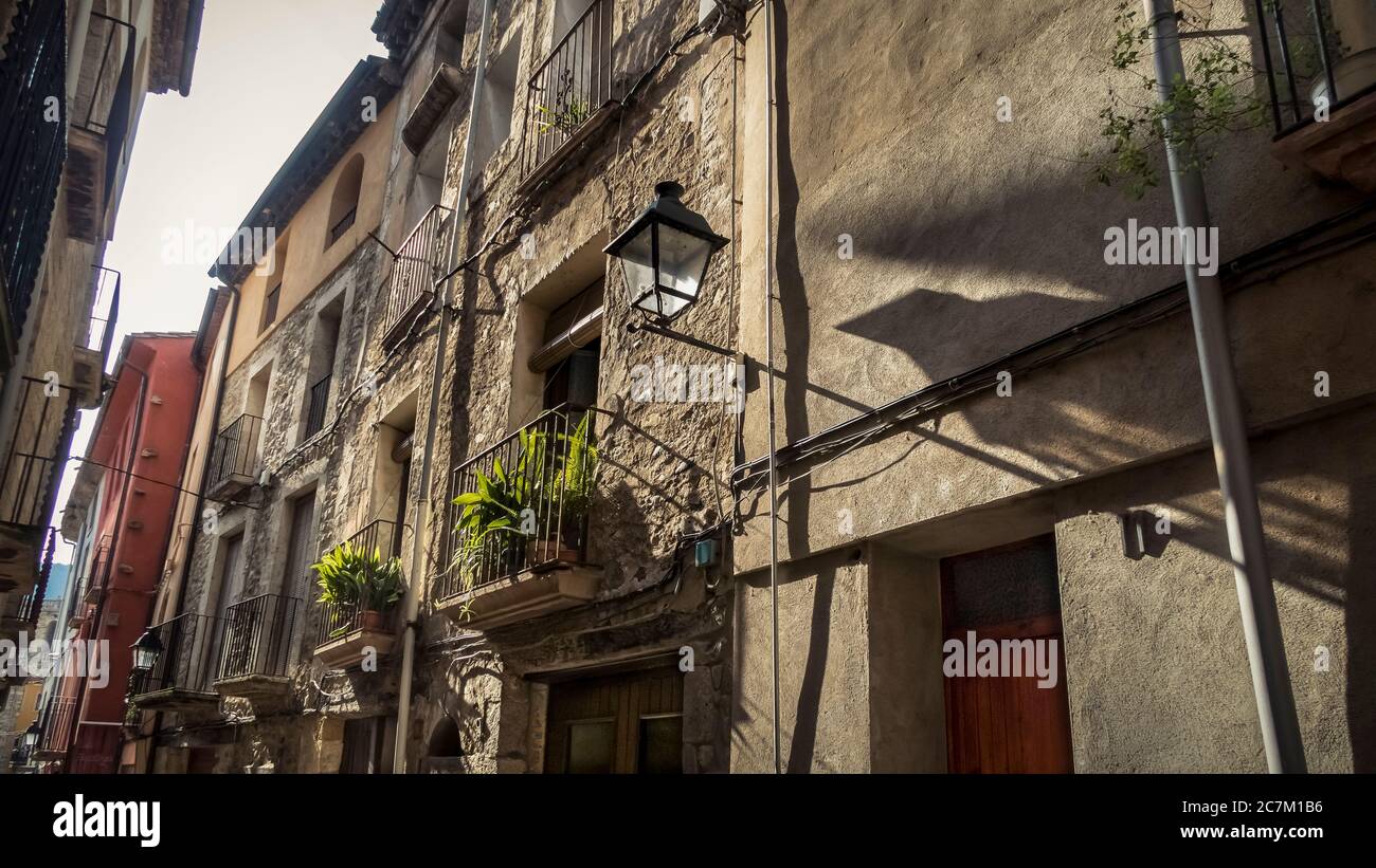 Vicolo villaggio a Besalú. Il luogo è stato riconosciuto come un bene culturale (Bien de interés Cultural) nella categoria Conjunto histórico-artístico dal 1966. Foto Stock