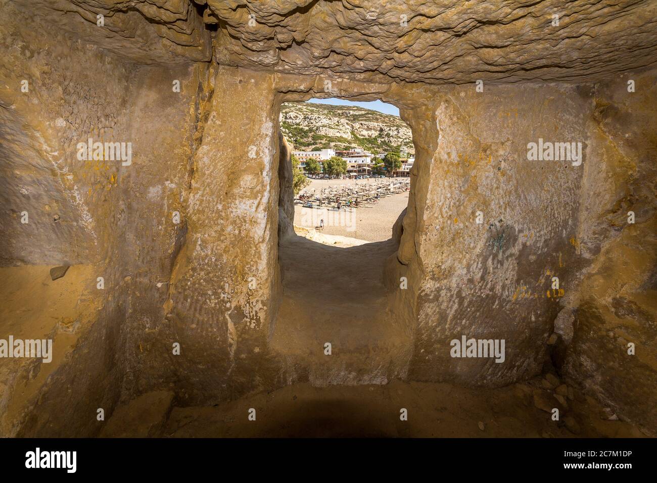 Vista attraverso l'apertura in Matala grotte alla spiaggia, Matala, Creta meridionale, Grecia Foto Stock