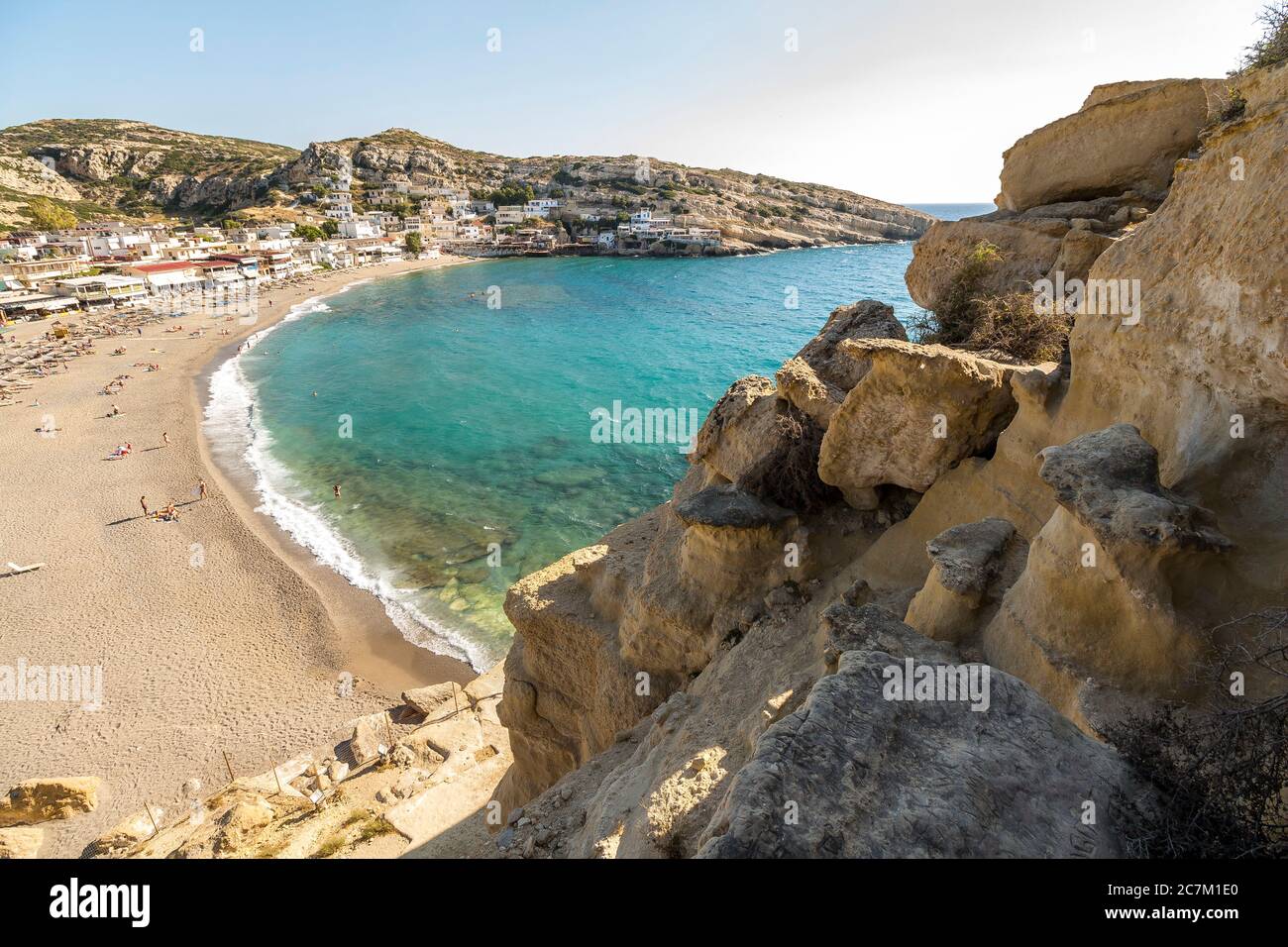 Vista dalle grotte sulla spiaggia di Matala, Creta meridionale, Grecia Foto Stock