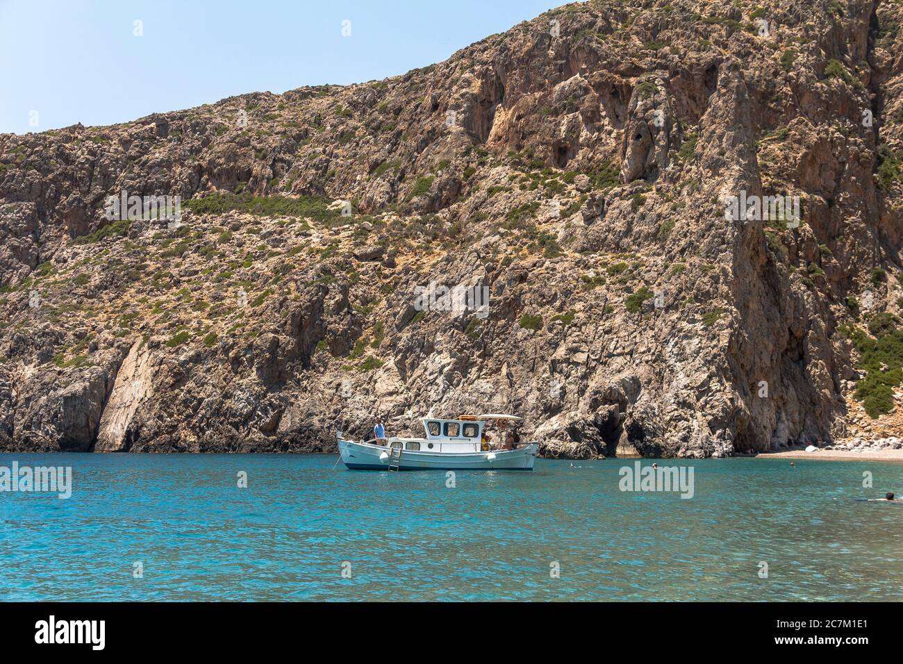 Barca nella baia di Agiofaraggo spiaggia a Mátala, Creta meridionale, Grecia Foto Stock