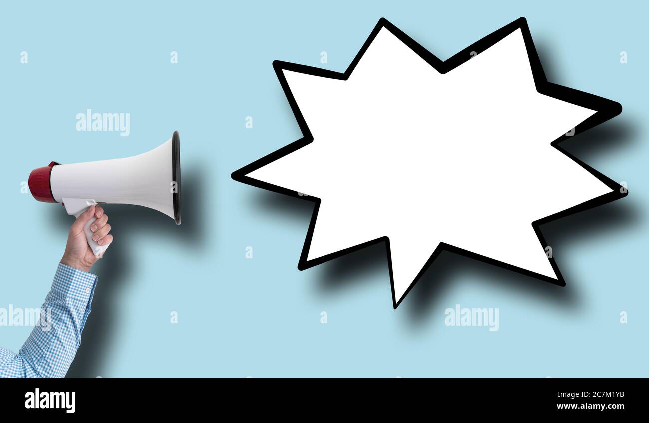 megafono e bolla vocale con mano su sfondo blu, modello di messaggio con spazio di copia Foto Stock