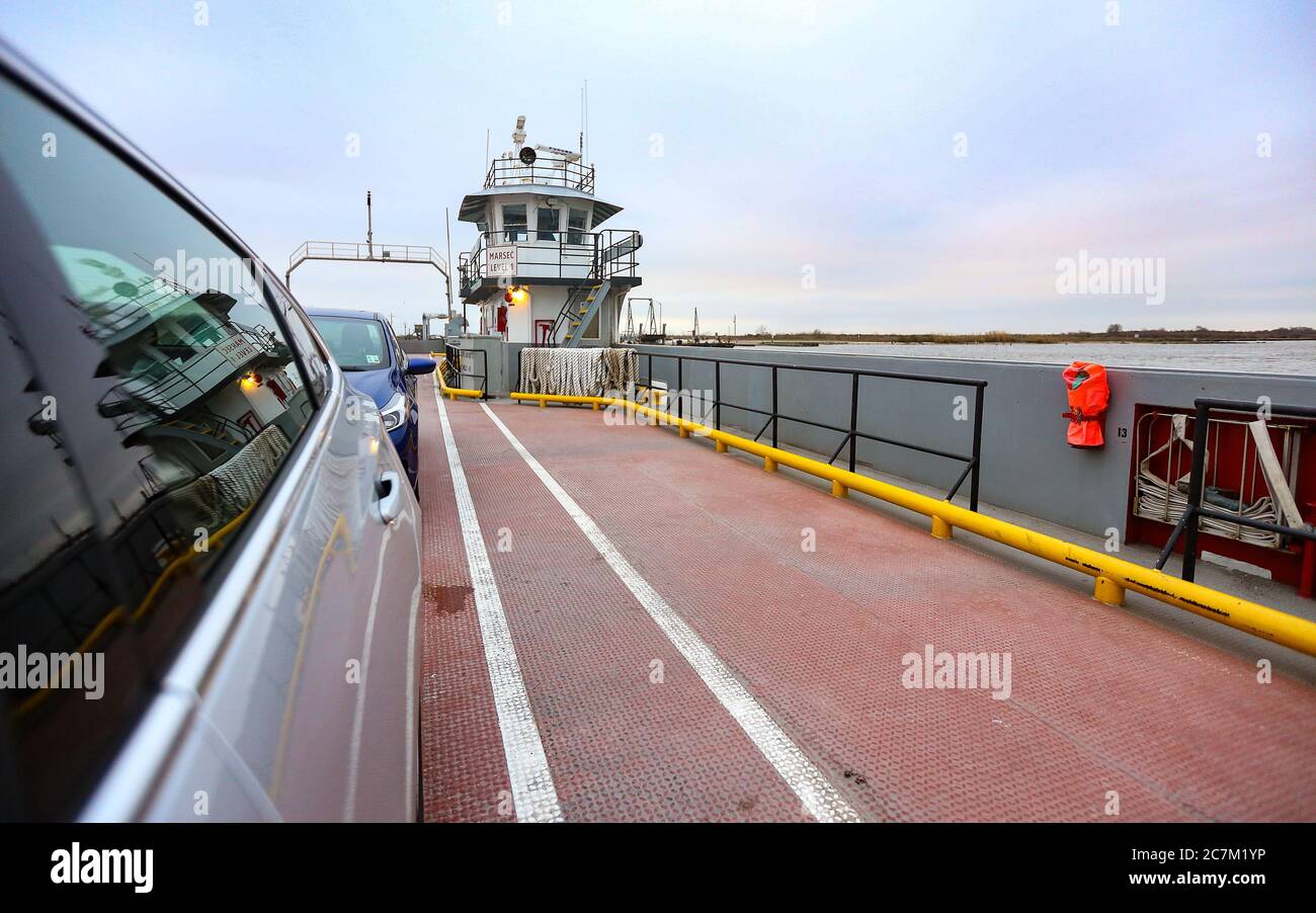 Cameron, Louisiana - 2018 febbraio: Il Cameron Ferry trasporta automobili e passeggeri tra Cameron e Holly Beach. Foto Stock