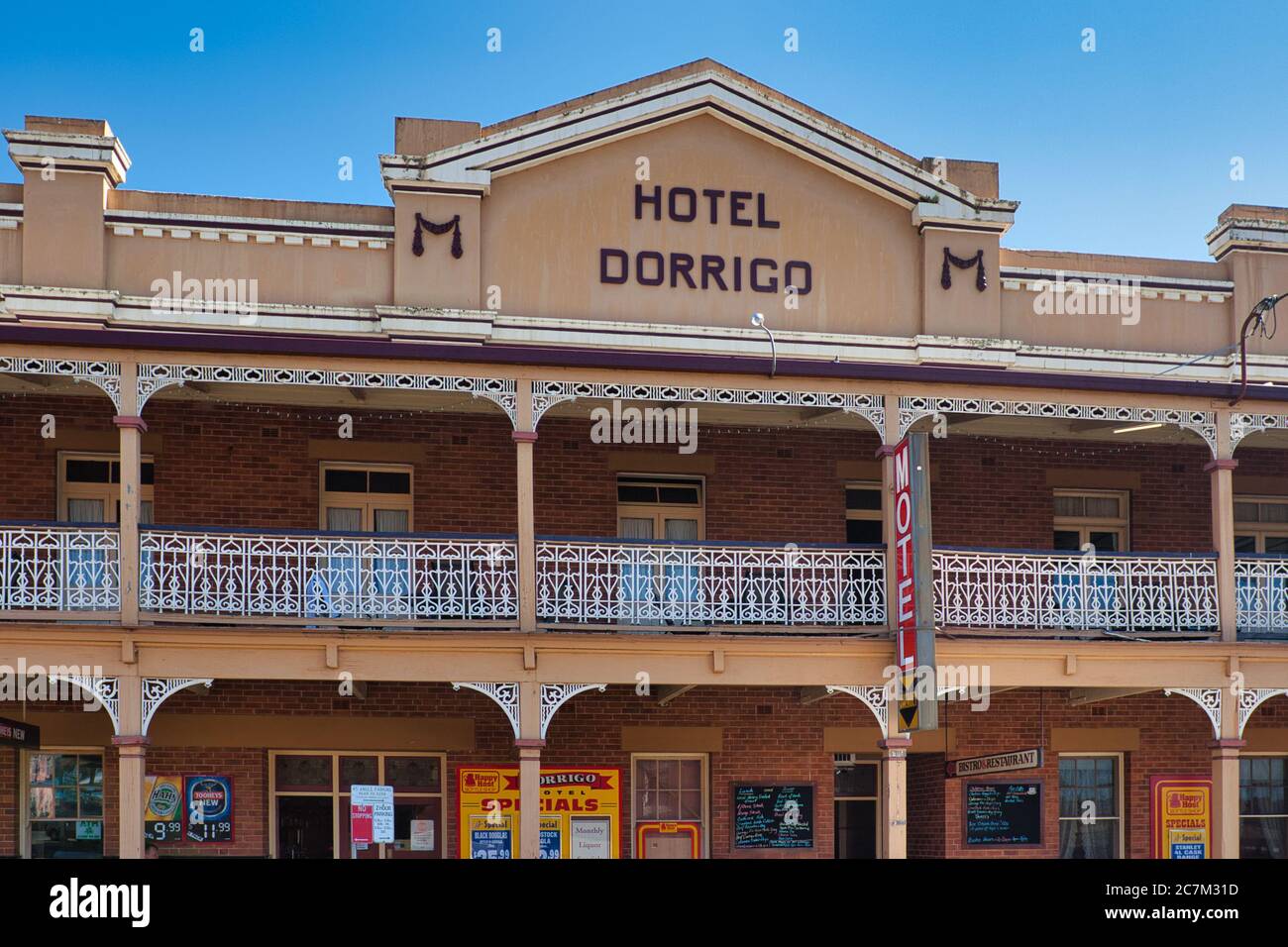 La facciata di un tipico hotel australiano dei primi del 1900 con verande e archi nella cittadina di campagna di Dorrigo, nel centro-est del New South Wales Foto Stock