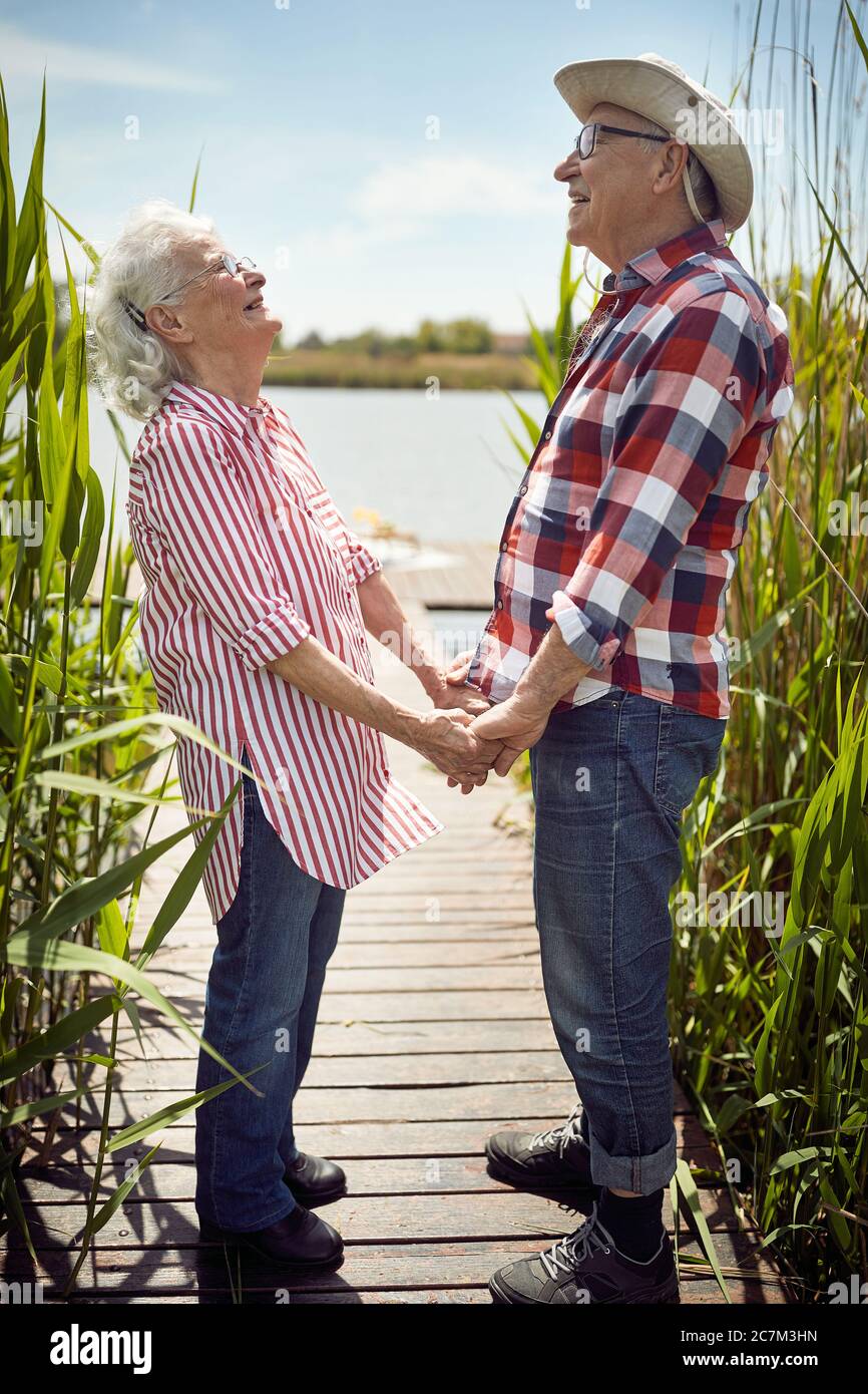Felice amore anziano uomo e woman.Senior sorridente coppia godendo in natura. Foto Stock