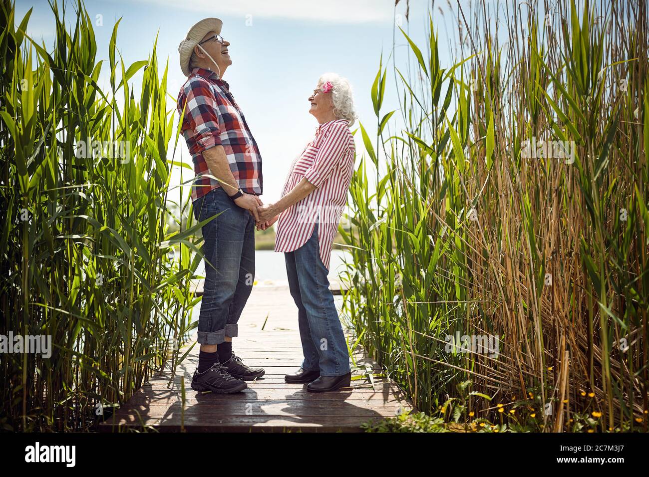 Coppie anziane che si godono in natura insieme. Bell'amore a senior age.Senior sorridente coppia godendo in natura. Foto Stock