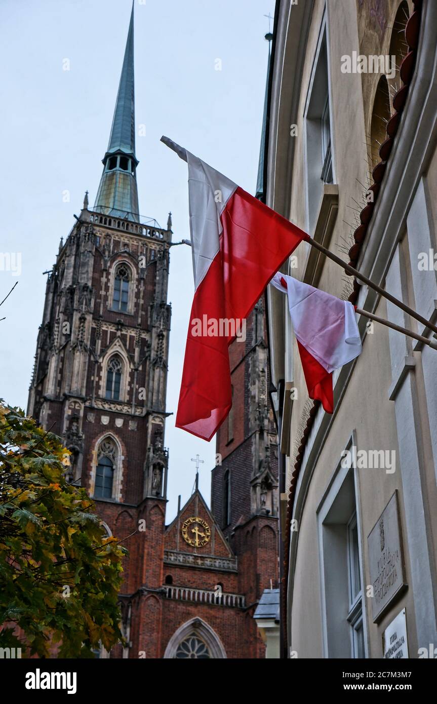 Bandiere polacche appese su un muro di un edificio nel centro della città. Foto Stock