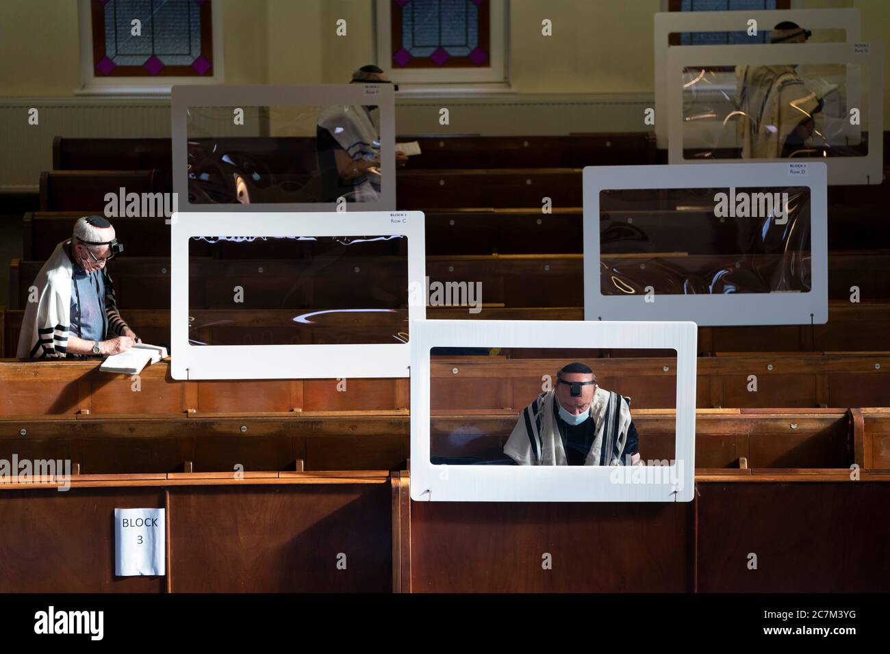 Manchester, Regno Unito. 12 luglio 2020. I congreganti assistono al loro primo servizio mattutino di moda a distanza presso una Sinagoga di Heaton Park appositamente adattata a Manchester, poiché i luoghi di culto sono stati chiusi di fronte al Coronavirus, Manchester, Regno Unito. Credit: Jon Super/Alamy Live News. Foto Stock