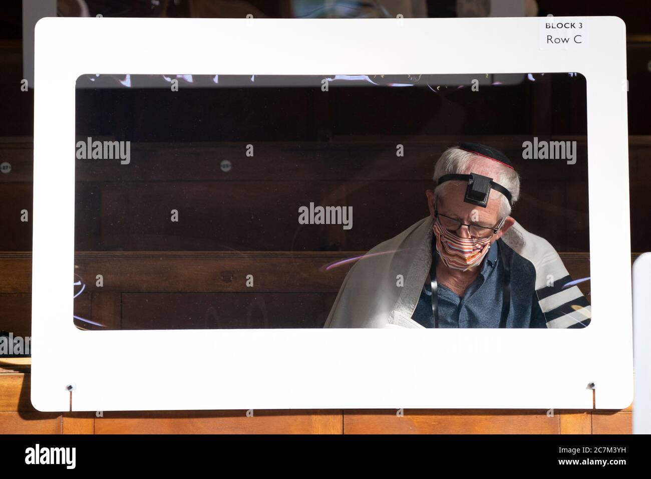 Manchester, Regno Unito. 12 luglio 2020. I congreganti assistono al loro primo servizio mattutino di moda a distanza presso una Sinagoga di Heaton Park appositamente adattata a Manchester, poiché i luoghi di culto sono stati chiusi di fronte al Coronavirus, Manchester, Regno Unito. Credit: Jon Super/Alamy Live News. Foto Stock