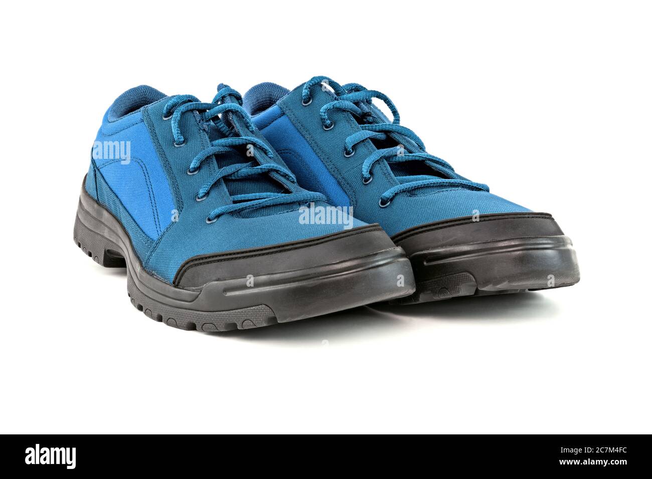un paio di scarpe da viaggio blu a basso costo in tessuto resistente isolato su sfondo bianco Foto Stock