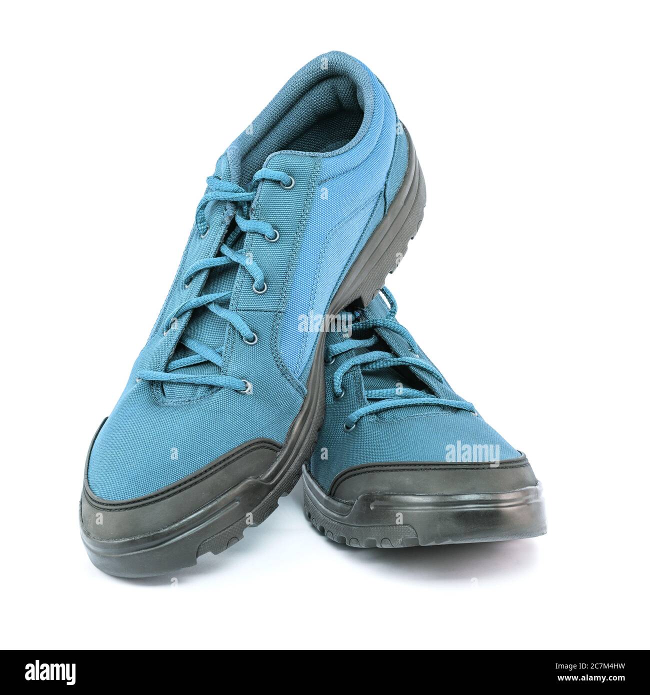 un paio di scarpe da viaggio blu a basso costo in tessuto resistente isolato su sfondo bianco Foto Stock