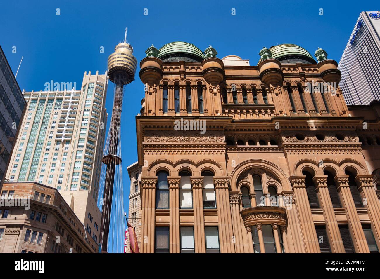 Architettura vecchia e nuova - il Queen Victoria Building a sinistra con la moderna Sydney Tower sullo sfondo, Sydney, NSW., Australia. Foto Stock