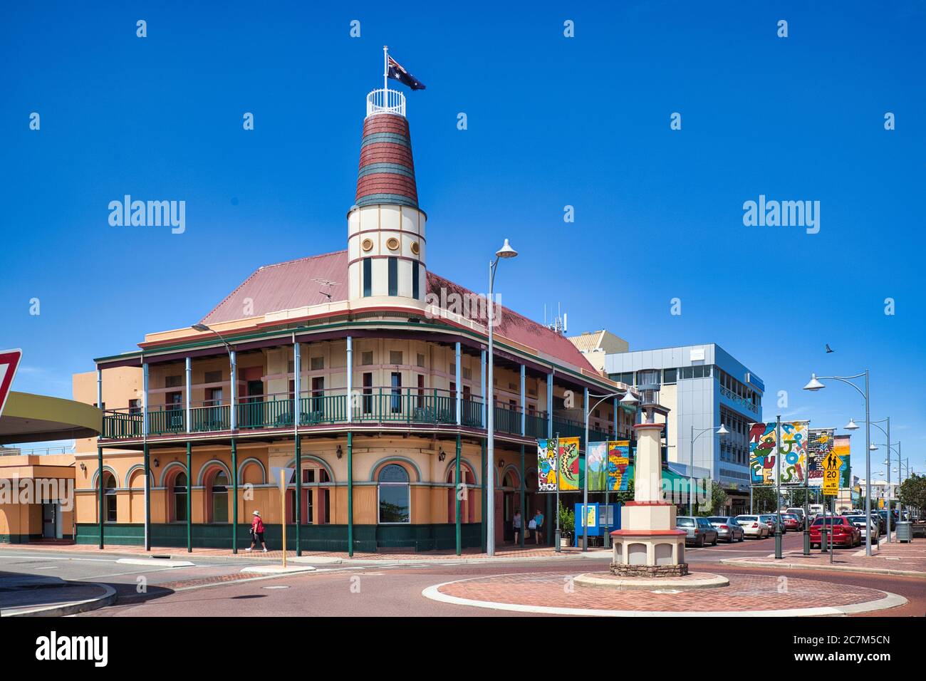 Tipico edificio di stile vecchio con archi e veranda con ringhiere in ferro battuto su una strada moderna in Geraldton, Australia Occidentale Foto Stock