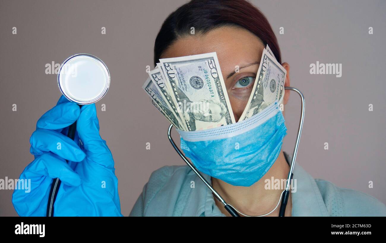 Corruzione e corruzione in medicina. Corrotto donna medico. Foto Stock