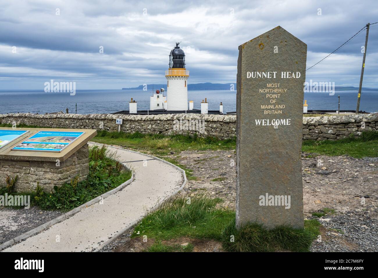 Dunnett Head faro e marcatore di benvenuto a Dunnett Head, Pentland Firth, Scozia Foto Stock