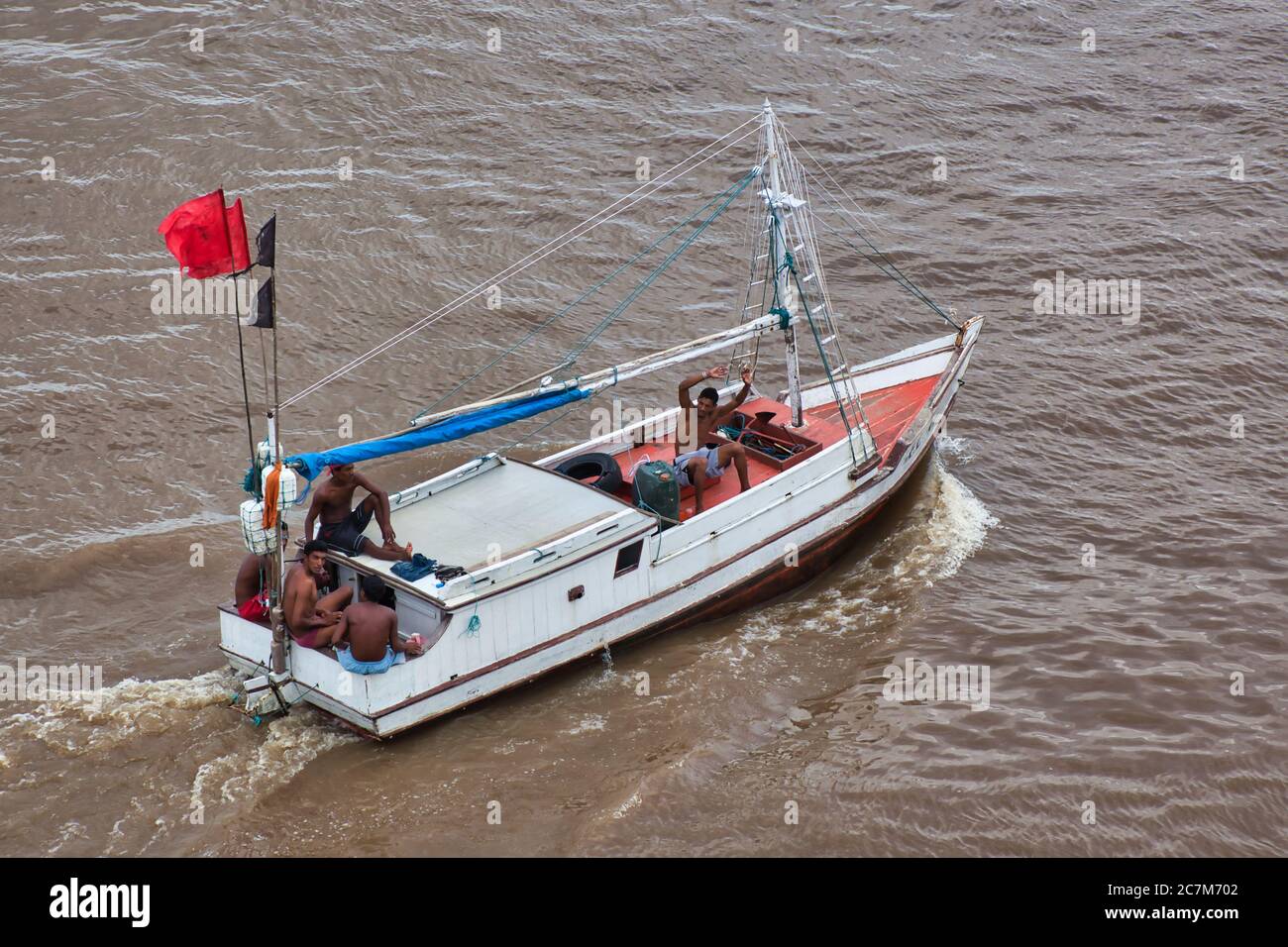 Una barca da pesca in stile tradizionale che naviga nel porto di Belem, nello Stato di Para, in Brasile. Foto Stock