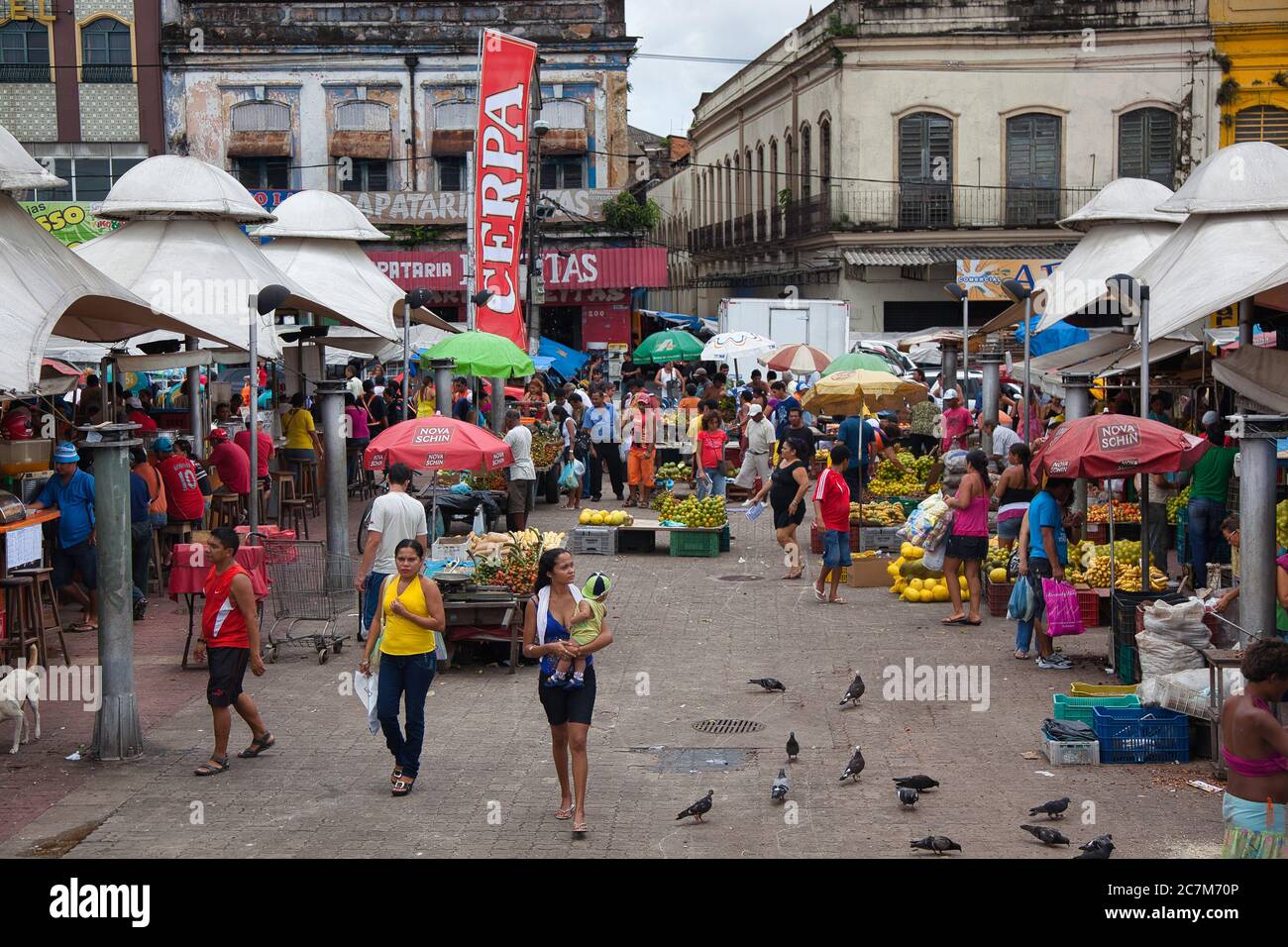 Una scena generale di persone e attività nel mercato a Belem in Para state, Brasile. Foto Stock