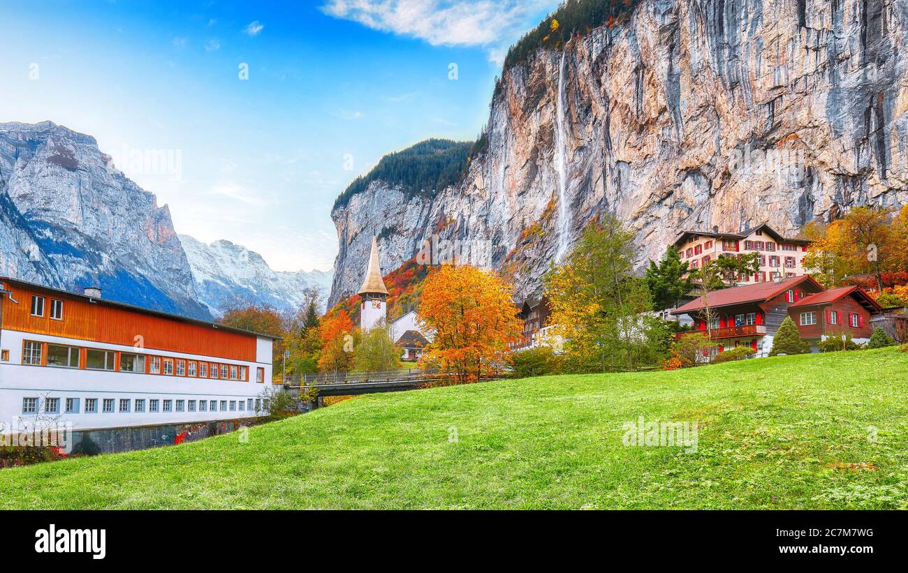 Affascinante vista autunnale della valle di Lauterbrunnen con la splendida cascata di Staubbach e le Alpi svizzere sullo sfondo. Ubicazione: Lauterbrunnen villaggio, Foto Stock