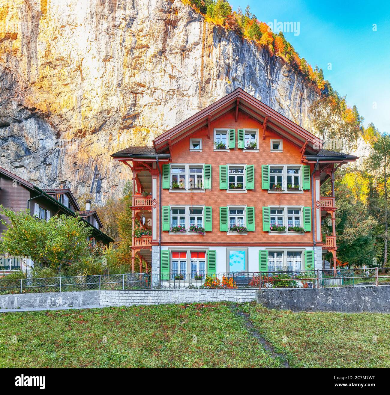 Spettacolare vista autunnale del villaggio di Lauterbrunnen e delle Alpi svizzere sullo sfondo. Ubicazione: Lauterbrunnen village, Berner Oberland, Svizzera, Europen Foto Stock