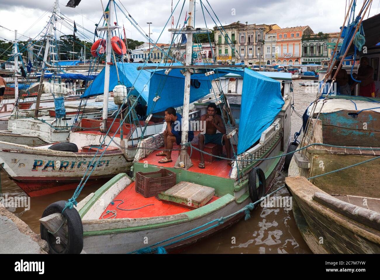 Piccole barche da pesca ormeggiate nel porto di Belem sul fiume Amazon, Para state, Brasile Foto Stock
