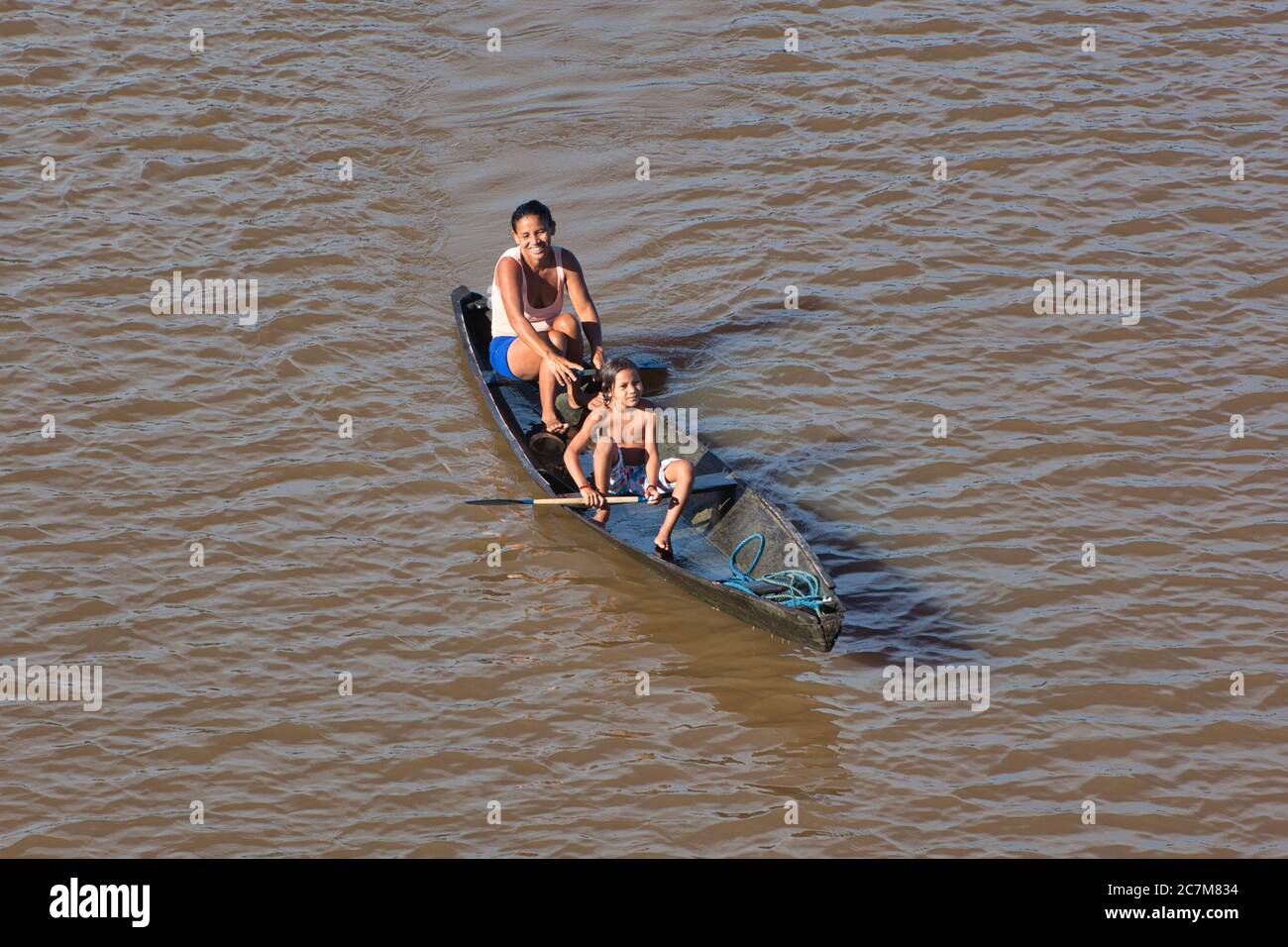 Madre e giovane figlia in una canoa di legno a cielo aperto sul fiume Amazzonia, vicino a Belem, nello stato di Para, Brasile Foto Stock