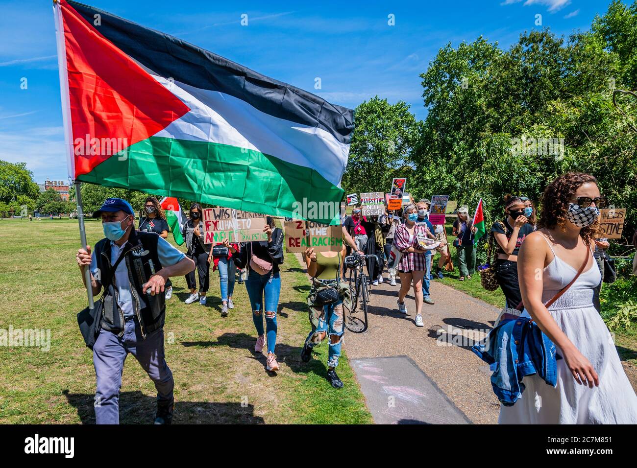 Londra, Regno Unito. 18 luglio 2020. Incontro ad Hyde Park prima di marciare all'ambasciata - dimostrazione presso l'ambasciata israeliana che chiede - opposizione al piano di annessione di Israele in Cisgiordania; opposizione alla censura dell'anti-sionismo in Gran Bretagna; e sostegno a una richiesta di boicottaggi, disinvestimenti e sanzioni contro Israele. Credit: Guy Bell/Alamy Live News Foto Stock