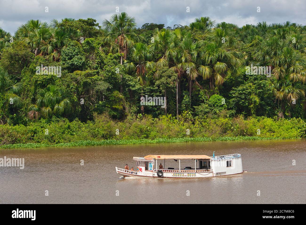 Un tipico piccolo traghetto brasiliano tradizionale sul fiume Amazzonia vicino a Belem, Para state, Brasile. Foto Stock
