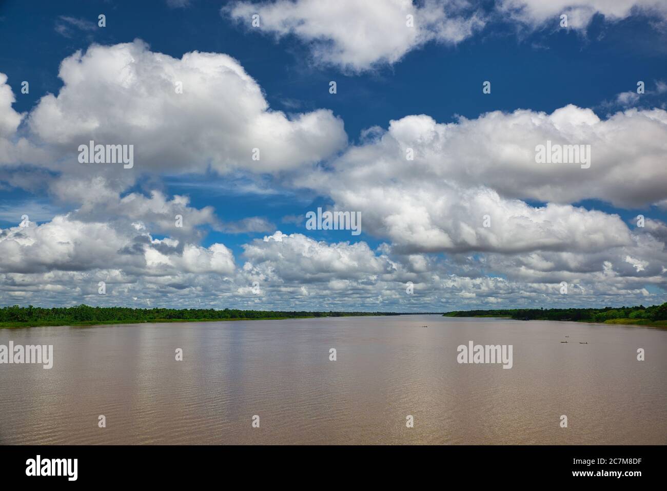 Vista panoramica del fiume Amazon con le foreste su entrambi i lati, le nuvole di cumuli in un cielo blu sopra, vicino a Belem, Para state, Brasile. Foto Stock