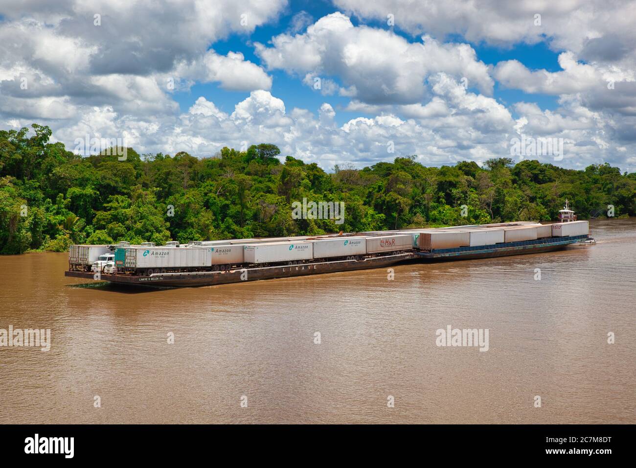 Un'enorme doppia chiatta piena di container per il trasporto marittimo che navigano lungo il fiume Amazon vicino a Belem, Para state, Brasile Foto Stock