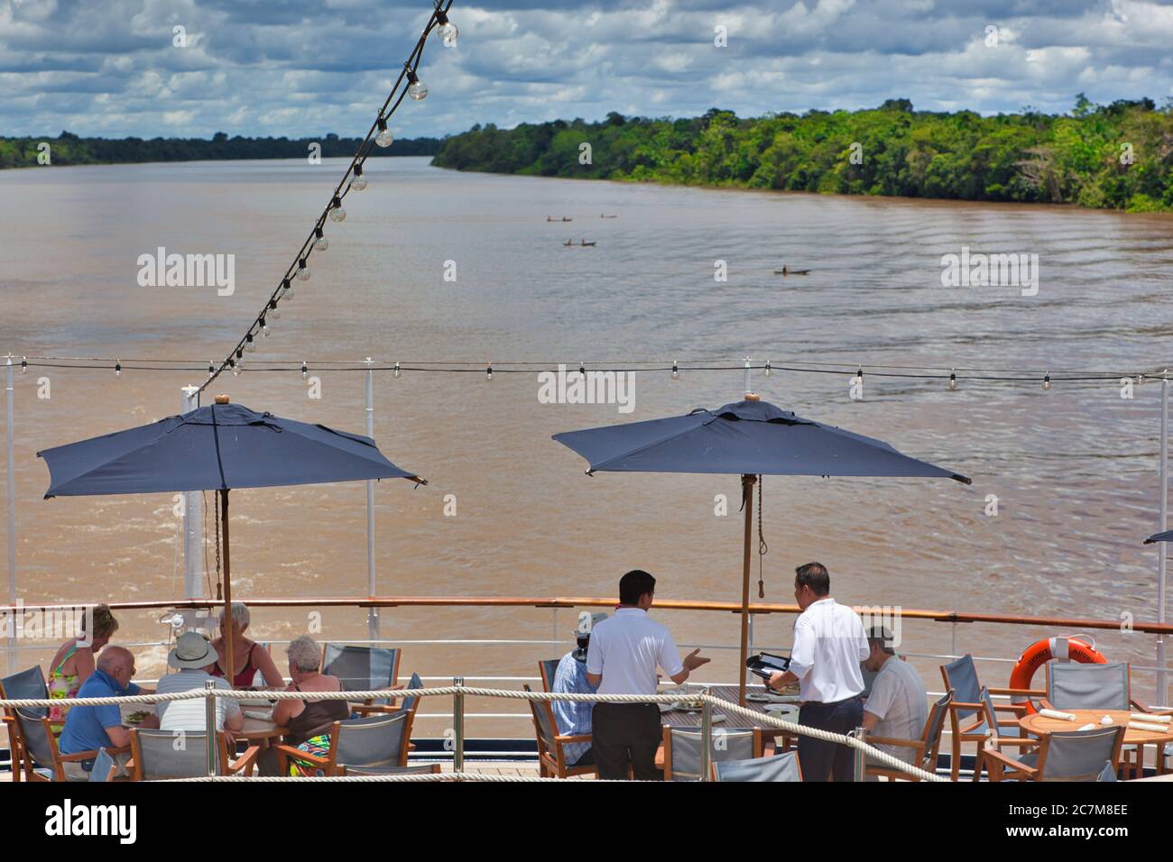 Turisti su una nave da crociera che naviga sul fiume Amazon vicino a Belem, Para state, Brasile. Foto Stock