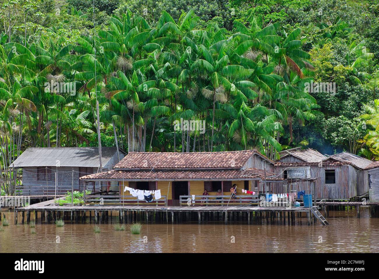 Il Rio delle Amazzoni e case su palafitte sulla riva del fiume, un modo tradizionale brasiliano di vivere vicino al fiume. Vicino a Belem, Para state, Brasile Foto Stock