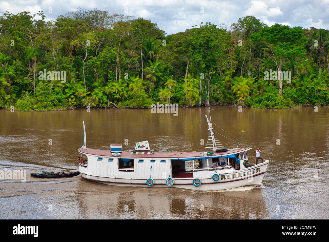 Un tipico piccolo traghetto brasiliano tradizionale sul fiume Amazzonia vicino a Belem, Para state, Brasile. Foto Stock