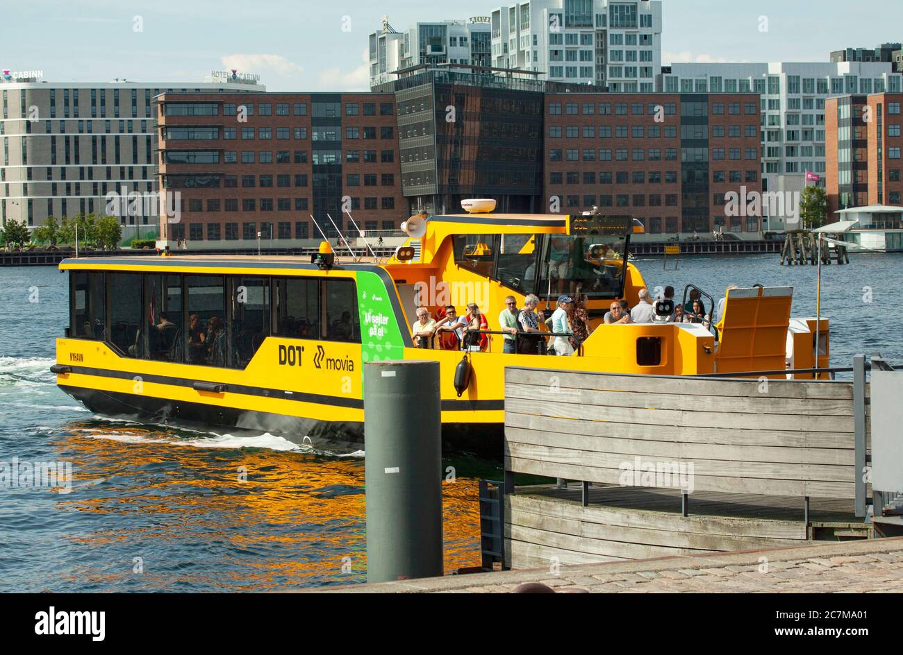 I traghetti per il trasporto di acqua completamente elettrici stanno riducendo l'inquinamento da CO2 causato dai trasporti pubblici grazie all'utilizzo di tecnologie innovative e rispettose dell'ambiente Foto Stock