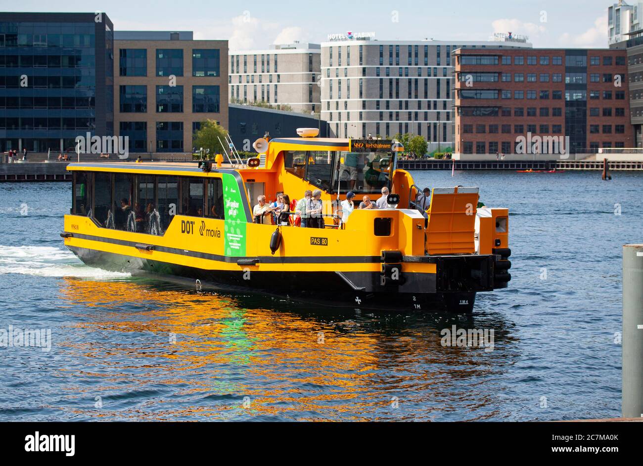 I traghetti per il trasporto di acqua completamente elettrici stanno riducendo l'inquinamento da CO2 causato dai trasporti pubblici grazie all'utilizzo di tecnologie innovative e rispettose dell'ambiente Foto Stock