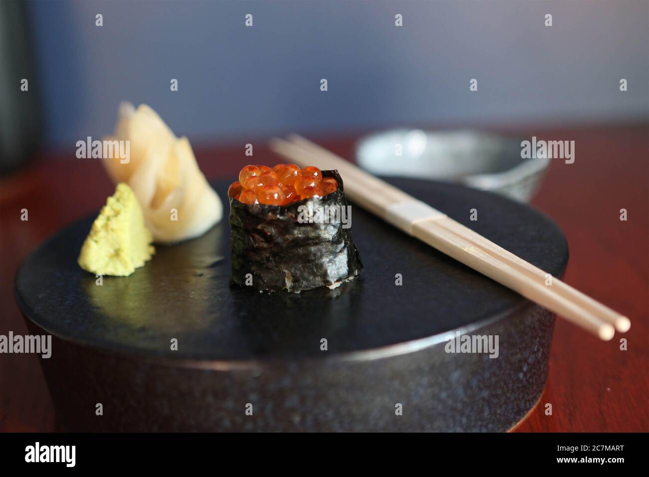 Il sushi Ikura viene preparato presso un ristorante di sushi a New York City. Alcuni ristoranti sono aperti per il take-out e la consegna durante la pandemia COVID-19. Foto Stock
