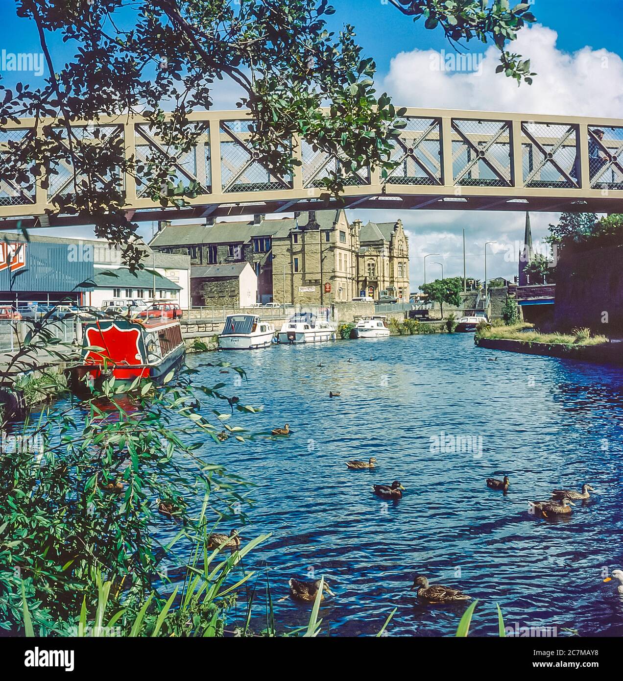 Questo è il canale Lancaster intorno al 1990 nella città nordoccidentale di Lancashire di Lancaster che serviva la regione nordoccidentale durante l'epoca vittoriana trasportando merci da Lancaster e Glasson Docks nord a Kendal e il centro ferroviario di Carnforth e sud a Preston per poi collegarsi con la rete transpare sistema di canali di pennine Leeds-Liverpool e rete di Manchester Foto Stock