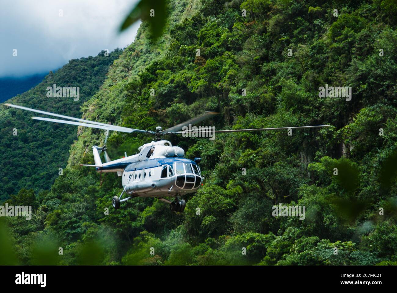 Elicottero che vola sopra le Ande Mountains, Perù, Sud America Foto Stock